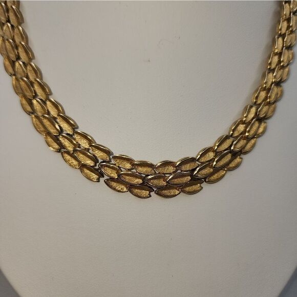Signed CROWN TRIFARI Vintage Gold Tone Leaf Triple Row Retro Necklace - Picture 2 of 7